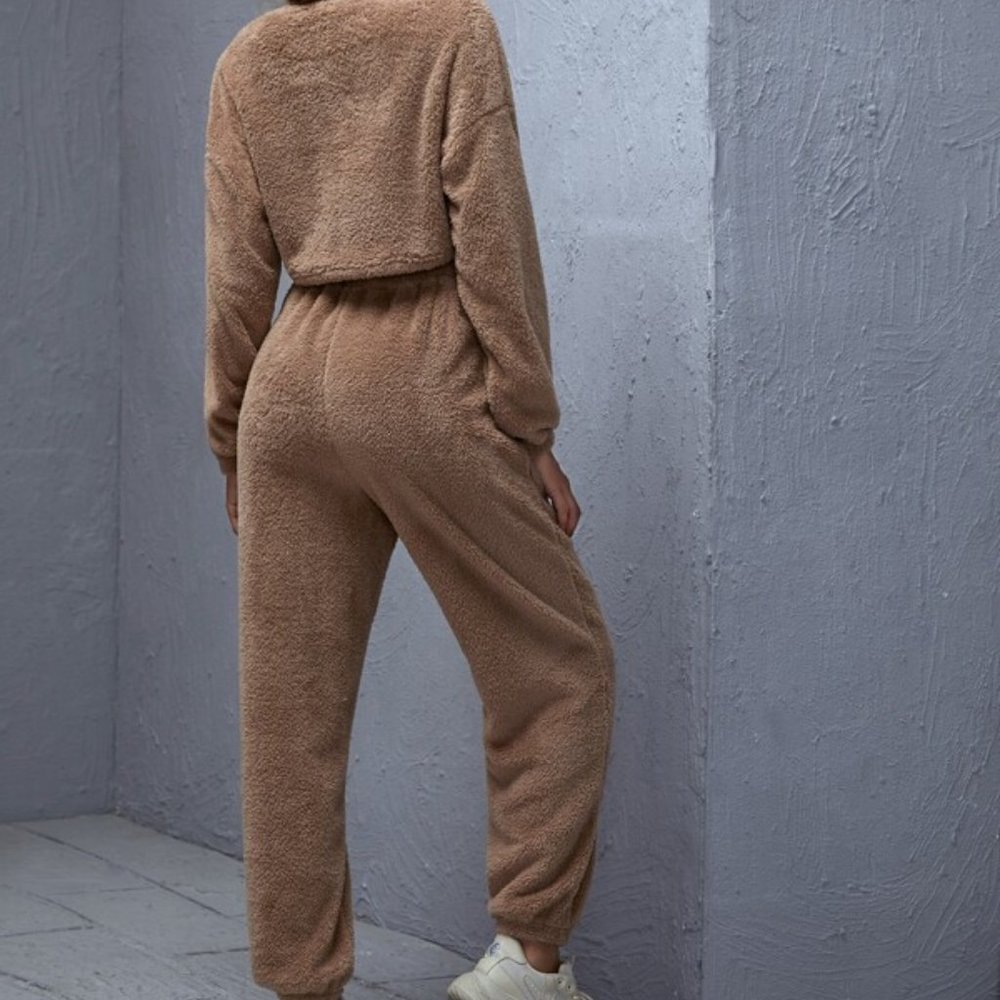 CASUAL DOLLZ Cropped Pullover & High-Rise Joggers - Picture 3 of 8